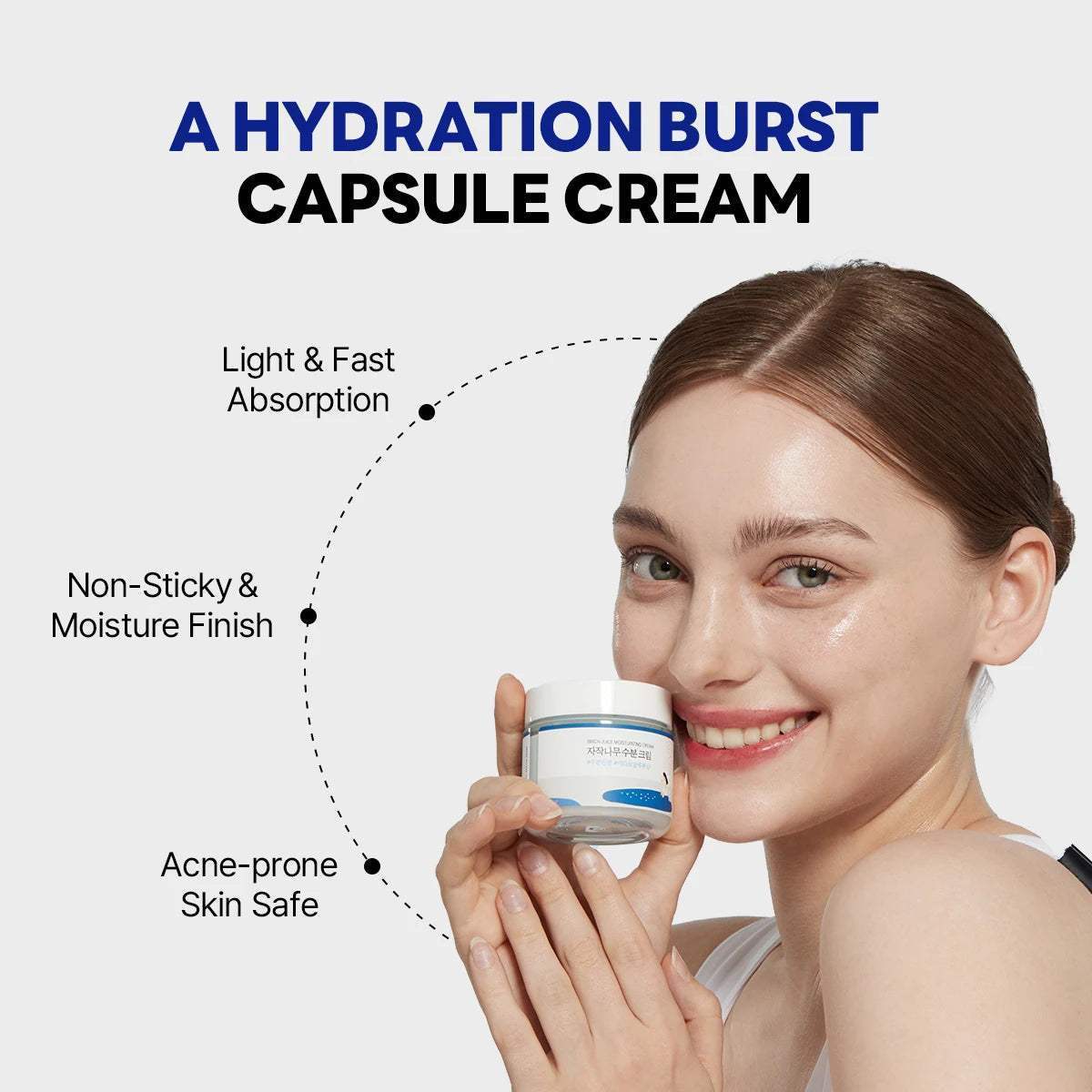 Modell håller Round Lab Birch Juice Moisturizing Cream och visar den lätta, återfuktande formulan för aknebenägen hud.